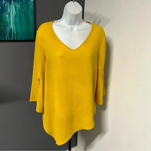 Women’s Medium Yellow V Neck Asymmetrical Hem Blouse Buttons Crepe Coquette Boho - Picture 3 of 13